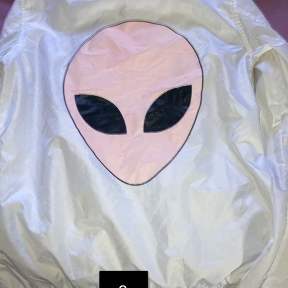 Dresses 7$, skirts 5$, robe 15$, jean jacket 30$, hoodie 15$, jackets 7$ - Picture 14 of 14